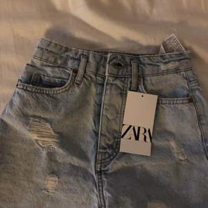 Jeans shorts från zara helt oanvända🧚🏼‍♀️🤍🤍storlek 32! Pris 150kr + frakt 🤍🎶🧚🏼‍♀️✌🏼 helt slutsålda på hemsidan