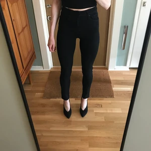 Levis 721 High Rise skinny  - Svarta Levis 721 High Rise skinny i storlek 25/30. Stretchiga och passar även en 26/30.  Använda ca. 2-3 ggr så i mycket fint skick. Porto tillkommer vid köp.  