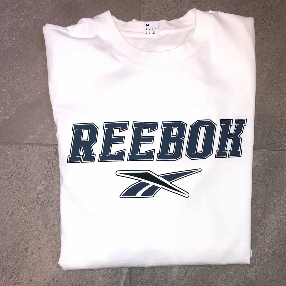 !Oanvänd!  Vintage Reebok T-shirt med oversized passform och mjukt T-shirttyg. Stilig och bekvämlig.  Huvudmaterial: 100 % bomull. T-shirts.