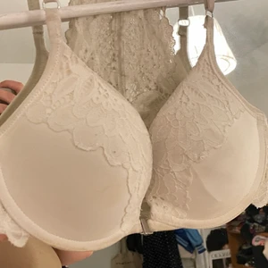 Pushup bh från hunkemöller - Pushup bh från hunkemöller i strl 70C, jättefin i ryggen och man knäpper upp den i fram. Ser smutsig ut men det är bara skuggor