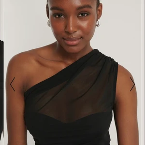 Ärmlös topp från Na-kd - Jättefin ärmlös topp från Na-kd. Toppen är svart och i ett genomskinligt material. Har använt denna ett fåtal gånger och den är som ny❤️❤️