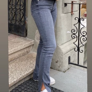 Jeans med slits - Gråa byxor från Zara med slits. Dem är i storlek 40 och skulle säga att den passar en 38/40. Köparen står för frakten ☺️ frakten är spårbar. (Inte mina bilder) 
