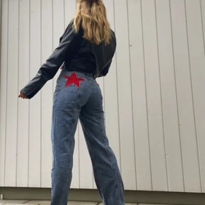 Jeans med stjärnor  - Intressekoll på dessa snygga jeans med stjärnor på rumpan, bara använda en gång. Storlek S 💫 blir budgivning om fler är intresserade 