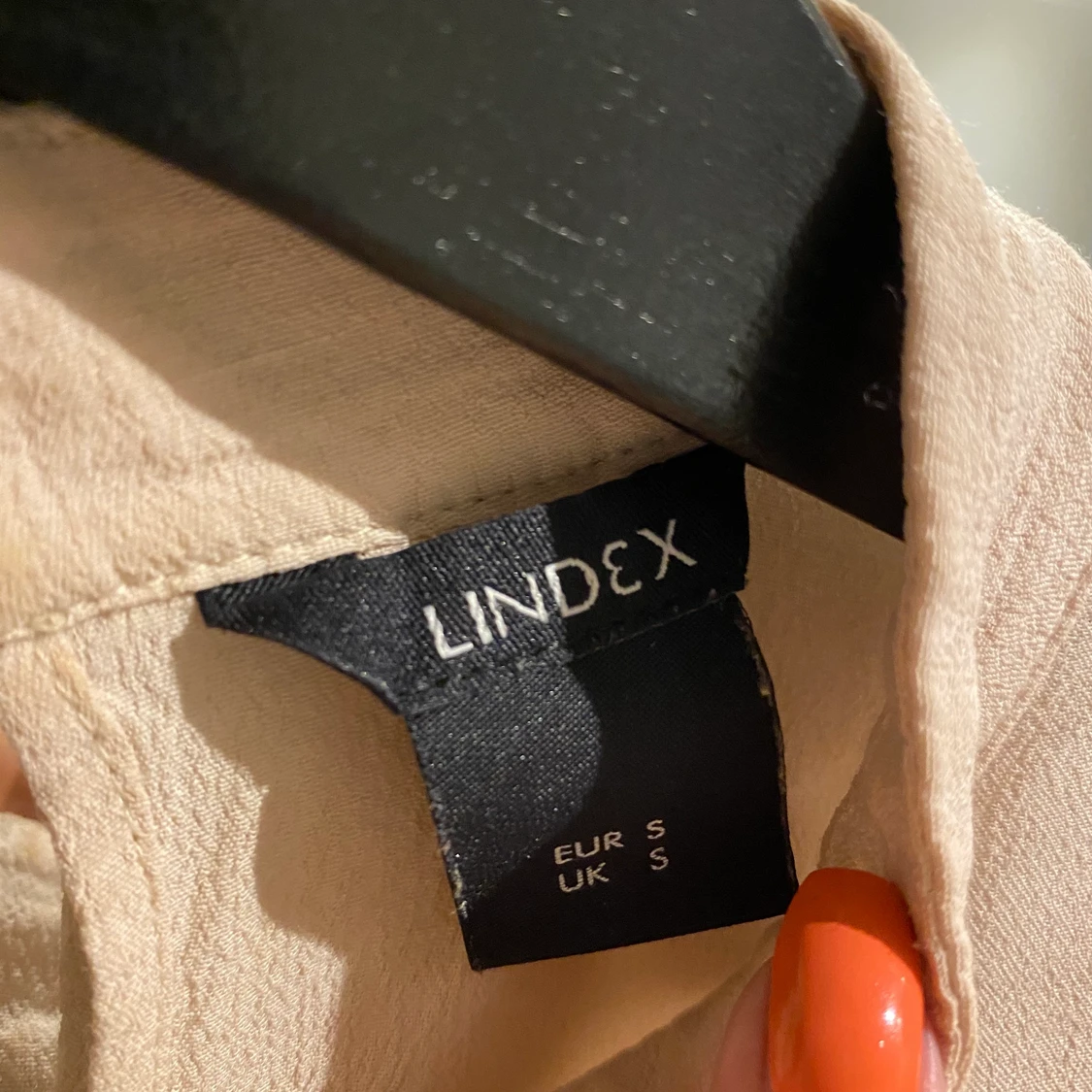 Jättesnygg blus i beige - 91