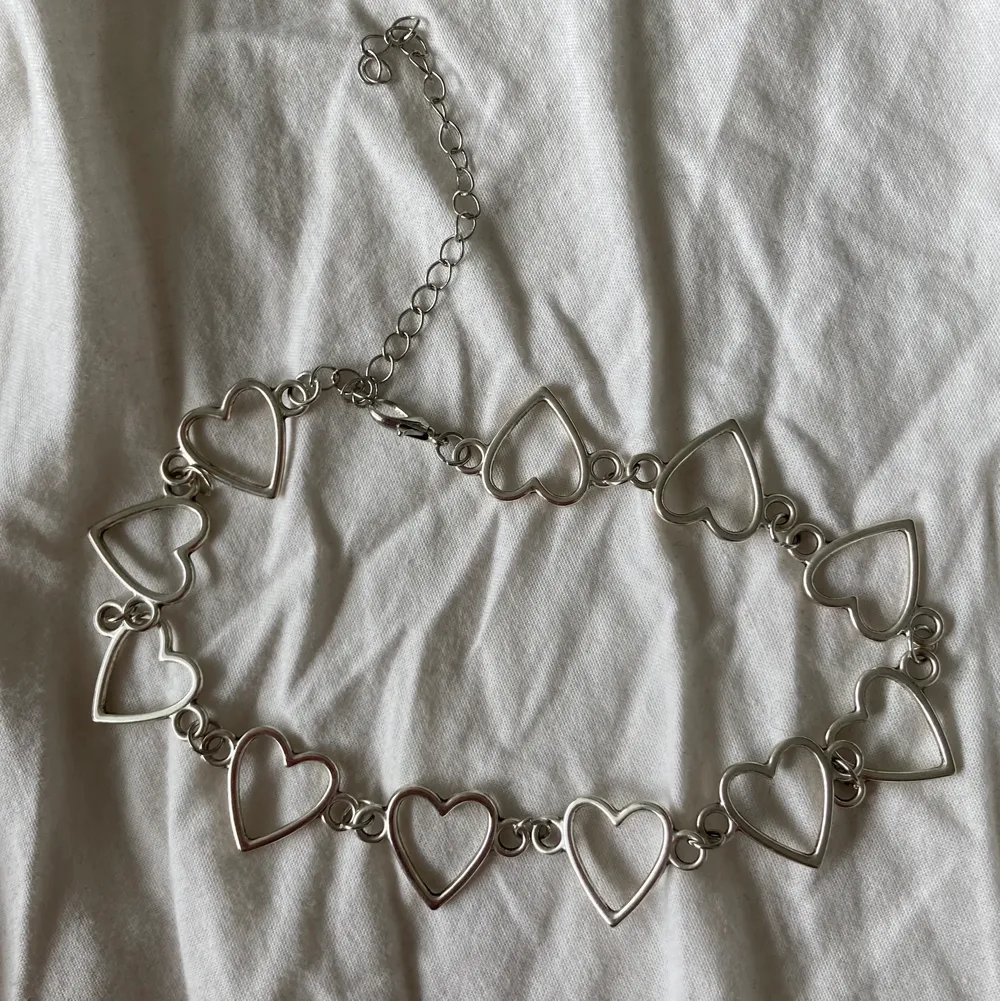 Söt liten choker med justerbar ”längd”. Oklart material. Fri frakt. Jag ansvarar inte för postens slarv.. Accessoarer.