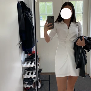 Studentklänning - En superfin klänning som passar perfekt till studenten! Helt ny, säljer pga att hitta en annan. Superfint material. Nypris är 2000.