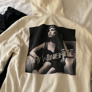 Hoodie med tryck - Så fin hoodie med tryck i ryggen, storlek S herrstorlek. Från Asos använd en gång. Köp direkt för 160kr🧡 