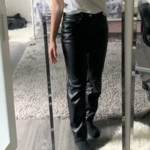 Skinnbyxor HM strl 40 - Skinnbyxor endast använda ett fåtal ggr pga felköp av storlek:/ skitsnygga o kan bäras upp olika beroende på hur man vill att dem ska sitta