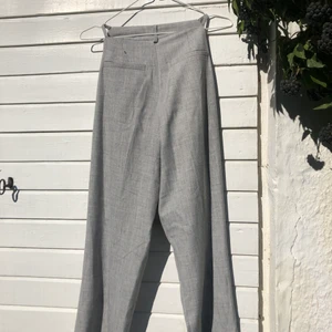 Kostymbyxor NA-KD - Ljusgrå kostymbyxor från NA-KD i storlek 34 i mycket bra skick. Frakt på 79kr tillkommer. 🧡 