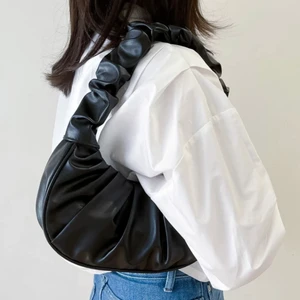 svart väska - frakt ingår i pris! skitsnygg svart ”skrynklig” väska, helt oanvänd. försluts med knapp. 