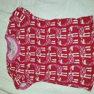 Röd barn t-shirt med giraffer - Röd barn t-shirt med giraffer