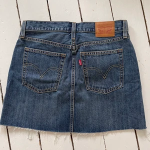 Levi’s jeanskjol - Blå jeanskjol från Levi’s i storlek W28. Använd ett fåtal gånger och i väldigt fint skick! 