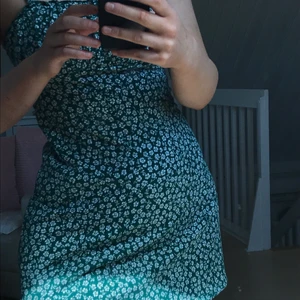 Grön klänning H&M - Blommig klänning från H&M. Pris 80kr +frakt💕