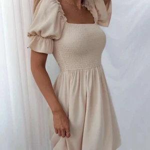 Beige klänning från shein - Den här är endast testat men tyckte inte den passade mig riktigt:/ storlek XS men skulle säga S:( Skit snygg ribbad😍      (PS säljer massa med andra kläder till sommaren)