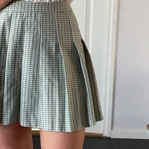 Rutig tenniskjol - En supersöt veckad minikjol från ASOS. Helt ny och aldrig använd, prislappen är kvar! Säljer den eftersom den sitter lite för stort på mig och returtiden har passerat! Nypris: 275kr Köparen står för frakten(45kr)🤗💕