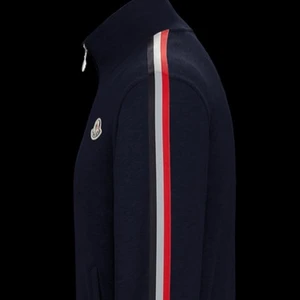 Moncler kofta (Cardigan maglia) Navy/mörkblå - Äkta moncler kofta, den är aldrig använd och har Scankod och man kan scanna på själva märket och se att den är äkta 