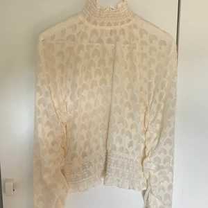 Fin blus - Fin cremefärgad blus med lite puff-ärm🤍 Strl 42 från H&M i väldigt fint skick! Liten krage med knappar bak i nacken☺️ 70kr + frakt✨