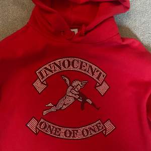 Säljer nu denna One Of One hoodie i färgen röd. Pris 1100