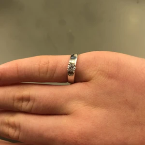 Silver ring med diamant  - En silverring med liten passform. Går att böja så den blir större. Vit fin diamant. Gammal men inte använd. 
