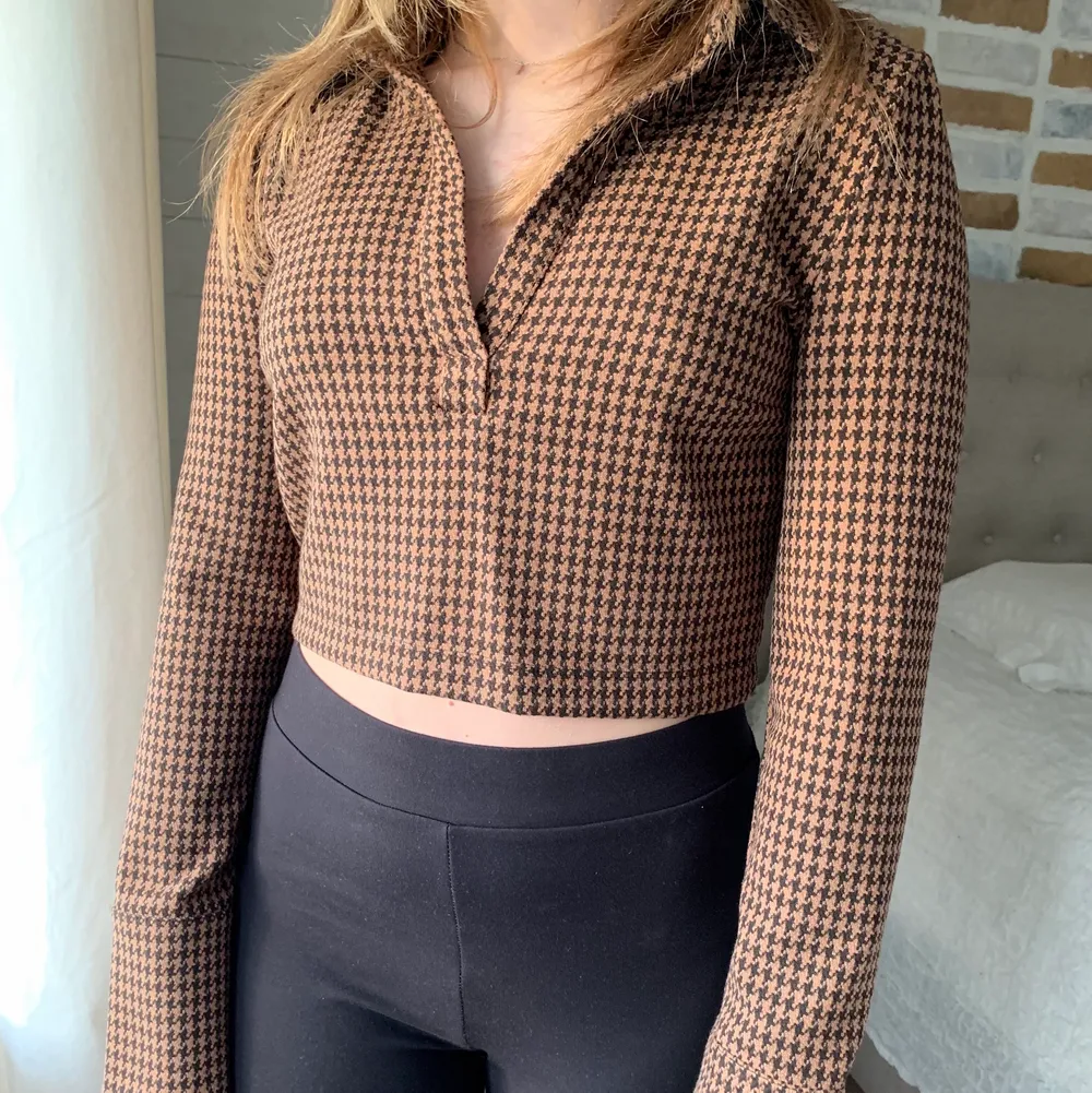 Säljer denna skitsnygga mönstrade tröjan från Zara då den är lite liten på mig, den är i strlk S och den passar även en S🌟 Den har lite längre och vidare armar vilket är skitsnyggt och den är svart/brun mönstrad, skitsnygg!! Den är även ALDRIG använd!. Tröjor & Koftor.