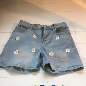 Shorts  - Säljer ett par fina shorts från LINDEX ljusblåa med prästkragar.Har aldrig använt dom och dom är i bra skick. Köparen står för frakten 66kr. 