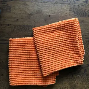 2 st orangea 50 x 50 kuddfodral från Ikea. Använda till prydnadskuddar en månad. 