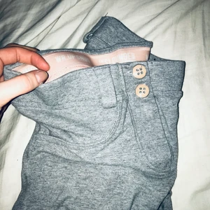 Wrup byxor  - Säljer ett par OAVÄNDA freddy wrup byxor storlek S , låg midja ❤️