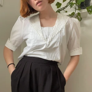 Vintage topp med krage - 70% bomull 30% polyester 