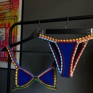 Bali bikini i XS - Säljer en Bali bikini från byanastasia i storlek xs. Storleken stämmer på både under delen och toppen, men skulle säga att toppen passar någon med bh kuppa A-B. Jag har 75C och toppen var för liten för mig över brösten men inte i måtten runt ryggen. Säljer topp och under del tillsammans för 350kr. 
