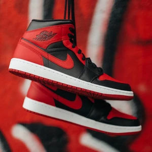 Jordan 1 Mid Banned Bred - Säljer flera par Jordan 1 Banned Bred! Just nu har jag storlekarna 41-42-42,5-43-44,5-45 inne!😊 alla skor är helt nya och kommer med sin box precis som dom gjorde från butiken! Alla par är självklart äkta! Priset är 1849kr st men vid snabb och smidig affär går det att pruta lite✌🏼😊