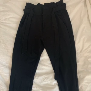 Kostymbyxor, storlek S - Kostymbyxor från VeraModa, storlek S, säljer pågrund av att jag inte använder dom längre 