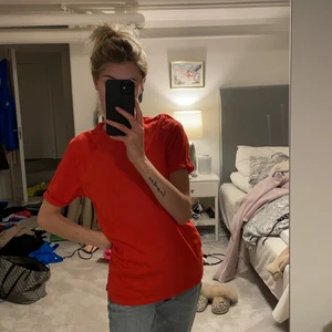 Röd T-Shirt Linn Ahlborg  - Säljer min röda T-shirt från Linn Ahlborgs kollektion med NA-KD. Väldigt skön och perfekt nu till sommaren! Strl XS men en väldigt stor modell så skulle säga att den passar S-M beroende på hur man vill ha den. Säljer för 150kr