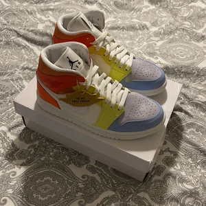 Jordan 1 Mid ”To My First Coach” - Hej 👋🏽 Säljer ett par helt nya Air Jordan mids! Storlek 38. Köpta från hemisdan Size?, kvitto finns!  Hojta om du vill ha fler bilder eller har några frågor. Tack! 💫 