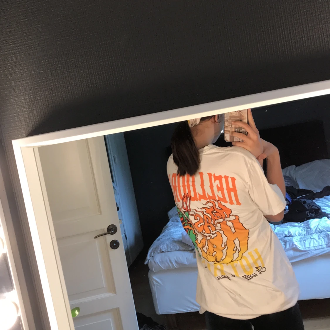 Vit oversize t-shirt (coolt tryck på ryggen) - 90