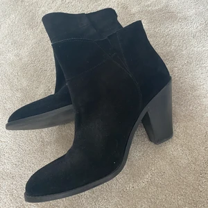 Mockaboots från Mango - Svarta boots från Mango i äkta mocka, använda ett fåtal gånger och i mycket fint skick! Sköna att gå i, klacken är ca 8 cm hög. Storlek 40.