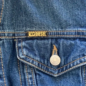 Diesel jeansjacka - Diesel - tror den kosta 1700 nypris men är inte säker. Använd fåtal gånger därmed bra skick. Stl L men är mindre i storlek, kropad.