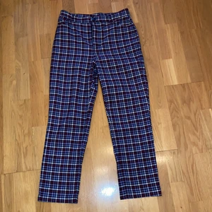 Rutiga byxor  - Rutiga byxor. Modellen är cropped straightleg. Mötas eller frakt mot avgift