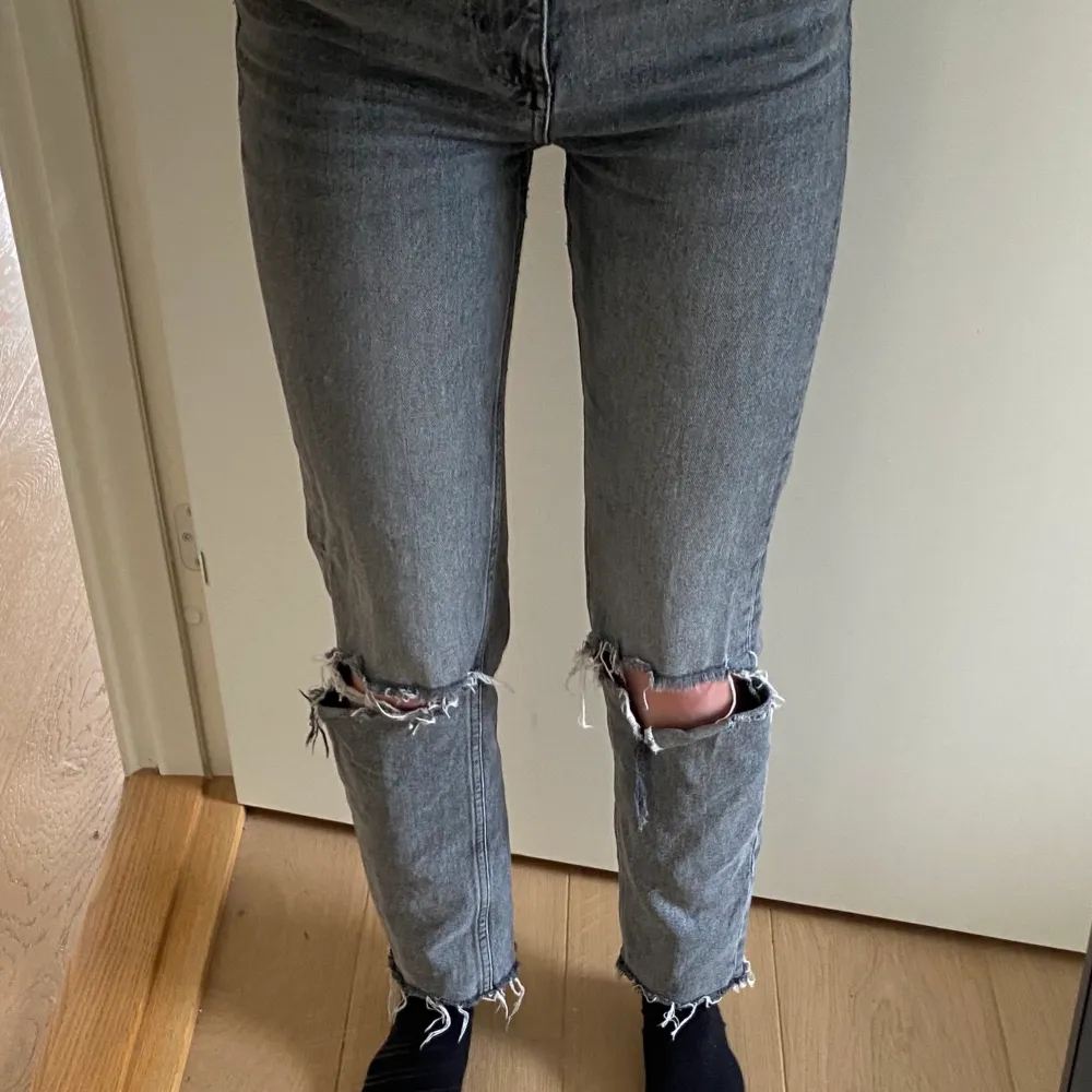 Populära gråna jeans med hål så fina o i jättebra skick, storlek 34. Jeans & Byxor.
