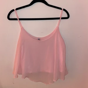 Croppat linne från FB sister - Super fint linne som jag tyvärr inte längre får användning av💞 storlek M, 30kr + frakt!