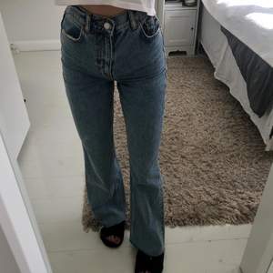 Zaras 90’s jeans. Klippta för att passa mig som är 165 cm ungefär. Använda endast en gång!! Färgen på sista bilden är mest rättvis.