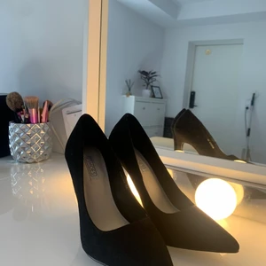 slim pump NLY shoes - oanvända. ångrat köp, köpta för 399. ingen förpackning kvar köptes för ca 3 veckor sedan 