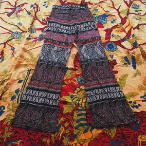 Mönstrade flares - Köpte dessa jättefina flares här på Plick, men de var tyvärr för små för mig! Så jag säljer dem vidare🌼Bilden är tagen av den första säljaren!