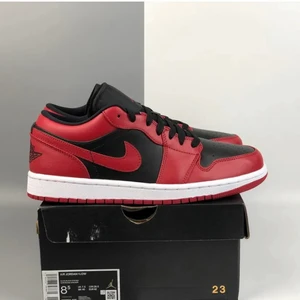 Jordan 1 Low - ❤️Hejsan vill sälja mina Jordan 1 Lows från footlocker för 1299kr i bra skick originalboxen följer med. Budet ligger på 400kr❤️