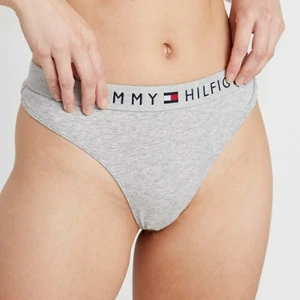 Nyköpta Tommy Hilfiger  - Säljer dessa gråa Tommy Hilfiger thong-string trosorna för jag fick hem fel storlek från Zalando prislappen sitter kvar storlek S/M köpta för 179 mwn säljer dom för 80kr.