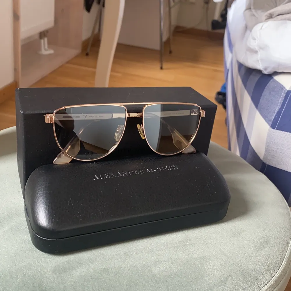 Säljer dessa fina solglasögon 🕶 från Alexander mqueen väldigt fin skick använt tre gånger inköpta förra året från synsam så klart äkta .. man får låda och fodral och allt till. Pris 500 köparen står för frakt om det ska skickas .. . Accessoarer.