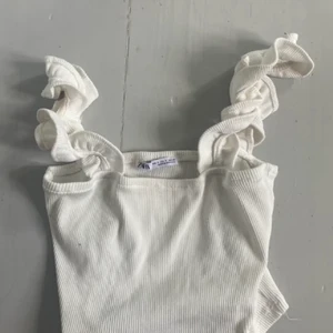 Vitt croppat linne - Ett jättefint linne från zara, knappt använt. Stl s, 100kr💞 många intresserade, man kan köpa direkt för 150kr!