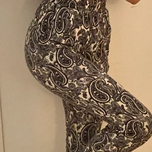 Mönstrade byxor  - Jättesköna mönstrade byxor i mjukt och luftigt material. 100% viskos, köpt på H&M. Storleken är XS men de passar för S och M också, materialet är väldigt stretchigt. Har använts en del men är fortfarande i bra skick. Säljer pga att de inte används. Kan mötas i Umeå eller skicka om köpare står för frakt. Spårbar: 66kr, icke-spårbar: 30kr