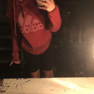 adidias hoodie - i bra skick, dock tycker jag inte att den passar mig så bra. Har knappt använt den. Priset går att diskuteras, jag köpte den för 500kr