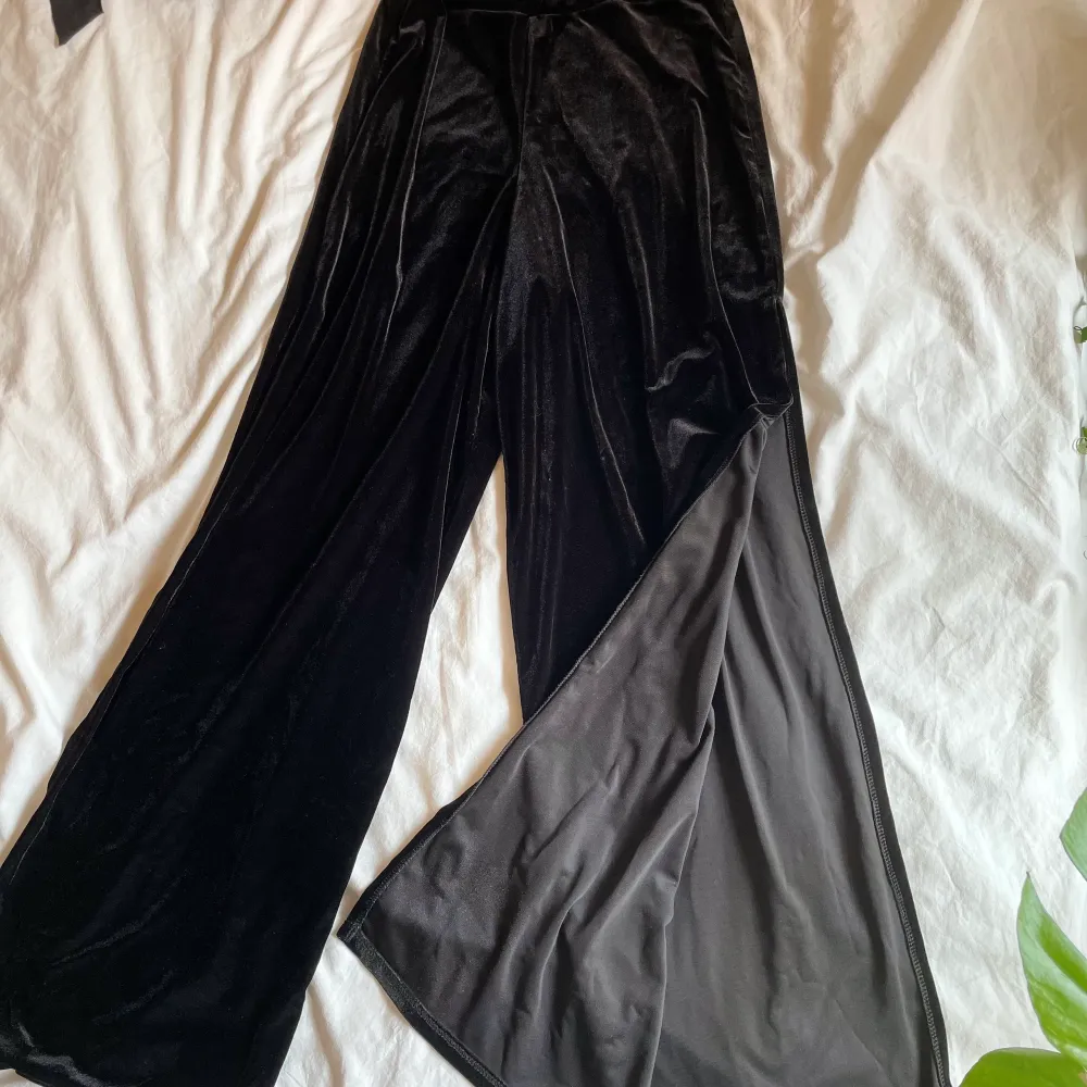 Super sexy and stunning split pants. The velvet texture is subtle and not cheap looking and the pants are so flattering with a comfy thick waistband. . Jeans & Byxor.