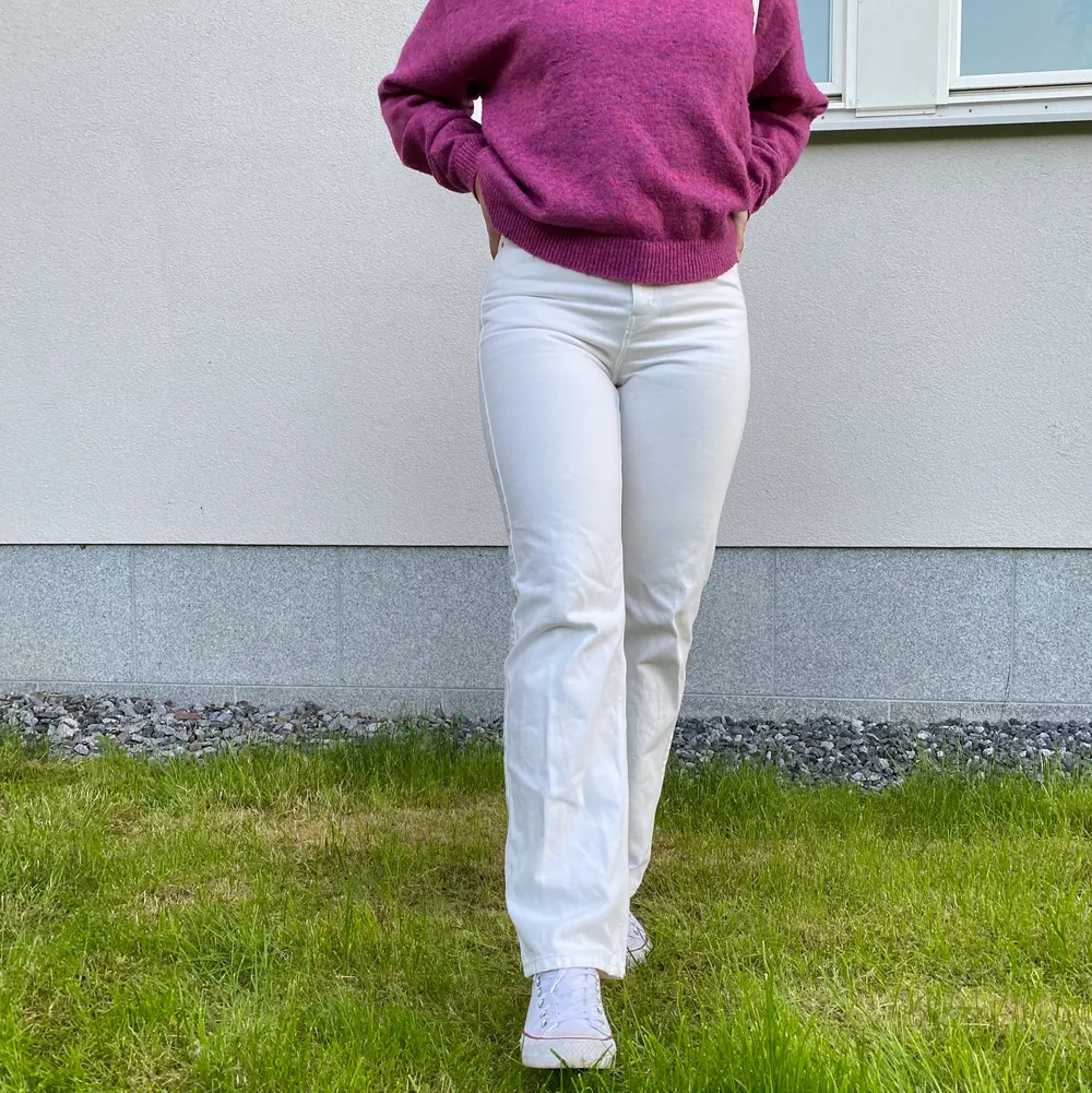 Modellen Rowe från Weekday. Säljer för att dom tyvärr är lite för små :( knappt använda. Jag är 170cm lång för referens.🤍🤍 har även likadana i ljusbeige, finns i min profil. Köparen står för frakten. Jeans & Byxor.